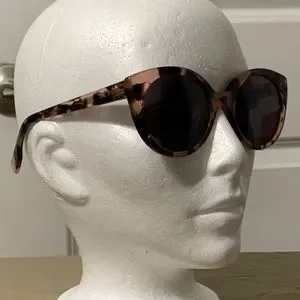 NEW DIFF Emmy Cat Eye Tortoise/Gray Sunglasses w/Case & Cleaning Cloth Diff Eyewear - Emmy - Dark Tortoise Grey Sunglasses (Add-On) main image 4